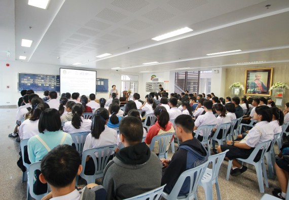 ภาพกิจกรรม คณะวิทยาศาสตร์และเทคโนโลยี จัดค่ายวิทยาศาสตร์โรงเรียนตากพิทยาคม