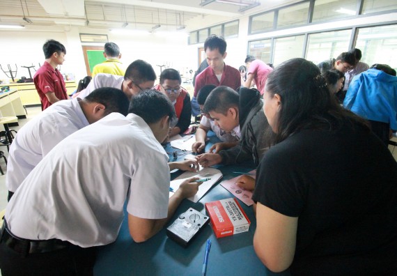 ภาพกิจกรรม คณะวิทยาศาสตร์และเทคโนโลยี จัดค่ายวิทยาศาสตร์โรงเรียนตากพิทยาคม