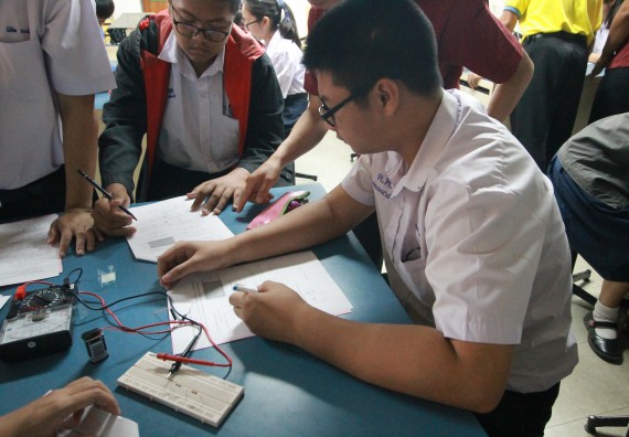 ภาพกิจกรรม คณะวิทยาศาสตร์และเทคโนโลยี จัดค่ายวิทยาศาสตร์โรงเรียนตากพิทยาคม