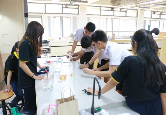 ภาพกิจกรรม คณะวิทยาศาสตร์และเทคโนโลยี จัดค่ายวิทยาศาสตร์โรงเรียนตากพิทยาคม