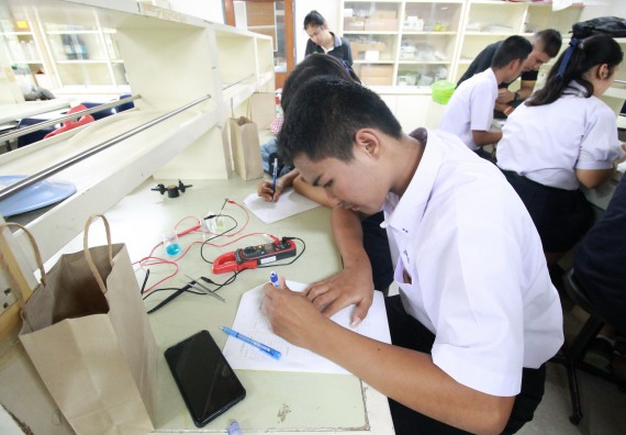 ภาพกิจกรรม คณะวิทยาศาสตร์และเทคโนโลยี จัดค่ายวิทยาศาสตร์โรงเรียนตากพิทยาคม