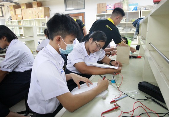 ภาพกิจกรรม คณะวิทยาศาสตร์และเทคโนโลยี จัดค่ายวิทยาศาสตร์โรงเรียนตากพิทยาคม