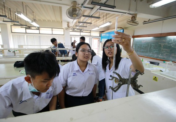 ภาพกิจกรรม คณะวิทยาศาสตร์และเทคโนโลยี จัดค่ายวิทยาศาสตร์โรงเรียนตากพิทยาคม
