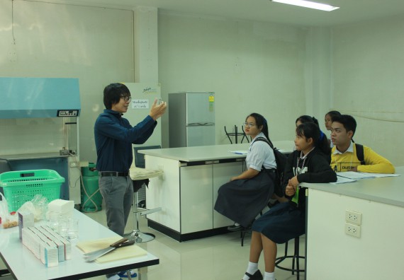 ภาพกิจกรรม โปรแกรมวิชาวิทยาศาสตร์และเทคโนโลยีการอาหาร จัดอบรมเชิงปฏิบัติการ เรื่อง อาหารปลอดภัยในโรงเรียน