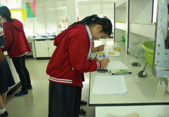 ภาพกิจกรรม โปรแกรมวิชาวิทยาศาสตร์และเทคโนโลยีการอาหาร จัดอบรมเชิงปฏิบัติการ เรื่อง อาหารปลอดภัยในโรงเรียน