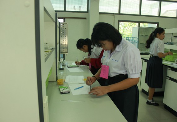 ภาพกิจกรรม โปรแกรมวิชาวิทยาศาสตร์และเทคโนโลยีการอาหาร จัดอบรมเชิงปฏิบัติการ เรื่อง อาหารปลอดภัยในโรงเรียน