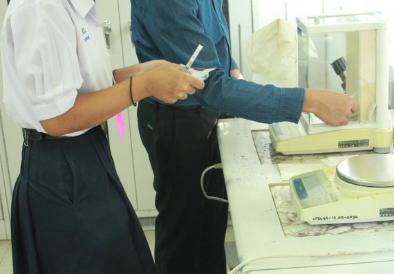 ภาพกิจกรรม โปรแกรมวิชาวิทยาศาสตร์และเทคโนโลยีการอาหาร จัดอบรมเชิงปฏิบัติการ เรื่อง อาหารปลอดภัยในโรงเรียน