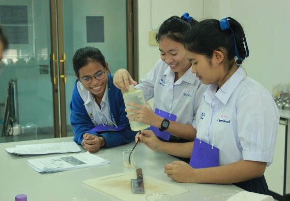 ภาพกิจกรรม โปรแกรมวิชาวิทยาศาสตร์และเทคโนโลยีการอาหาร จัดอบรมเชิงปฏิบัติการ เรื่อง อาหารปลอดภัยในโรงเรียน