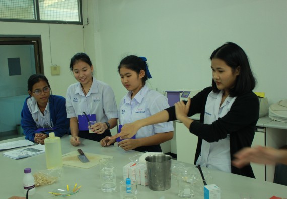 ภาพกิจกรรม โปรแกรมวิชาวิทยาศาสตร์และเทคโนโลยีการอาหาร จัดอบรมเชิงปฏิบัติการ เรื่อง อาหารปลอดภัยในโรงเรียน