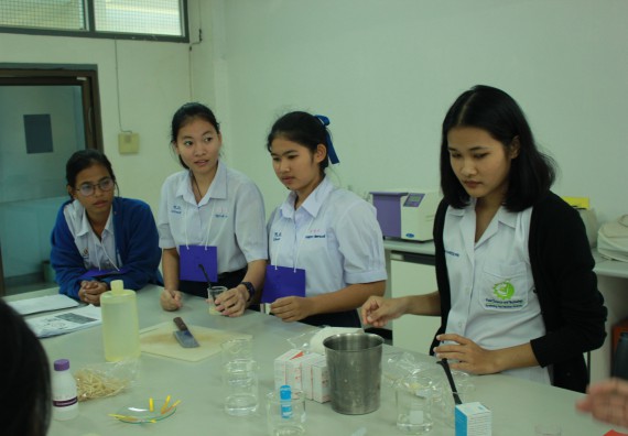 ภาพกิจกรรม โปรแกรมวิชาวิทยาศาสตร์และเทคโนโลยีการอาหาร จัดอบรมเชิงปฏิบัติการ เรื่อง อาหารปลอดภัยในโรงเรียน