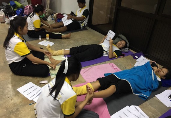 ภาพกิจกรรม โปรแกรมวิชาสาธารณสุขศาสตร์ จัดอบรมนวดเท้าเพื่อสุขภาพ โครงการพัฒนาคุณลักษณะนักศึกษา