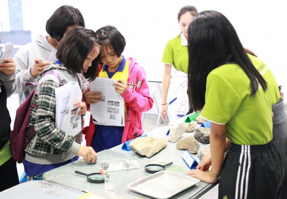 ภาพกิจกรรม คณะวิทยาศาสตร์และเทคโนโลยี จัดค่ายวิทยาศาสตร์ตามโครงการพัฒนาศักยภาพผู้เรียนในระดับการศึกษาขั้นพื้นฐาน ระยะที่ 2 ประจำปีงบประมาณ 2562