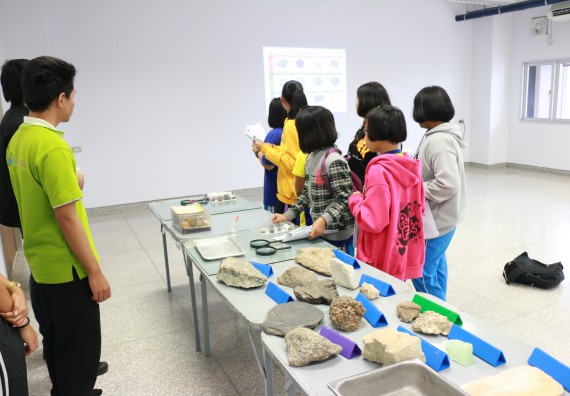 ภาพกิจกรรม คณะวิทยาศาสตร์และเทคโนโลยี จัดค่ายวิทยาศาสตร์ตามโครงการพัฒนาศักยภาพผู้เรียนในระดับการศึกษาขั้นพื้นฐาน ระยะที่ 2 ประจำปีงบประมาณ 2562