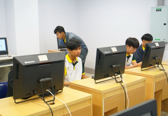 ภาพกิจกรรม โปรแกรมวิชาวิทยาการคอมพิวเตอร์ จัดอบรมเชิงปฏิบัติการ เรื่อง การเรียนรู้และการเขียนโปรแกรมเพื่อใช้งานและควบคุมบอร์ดแบบฝังตัว Microbit