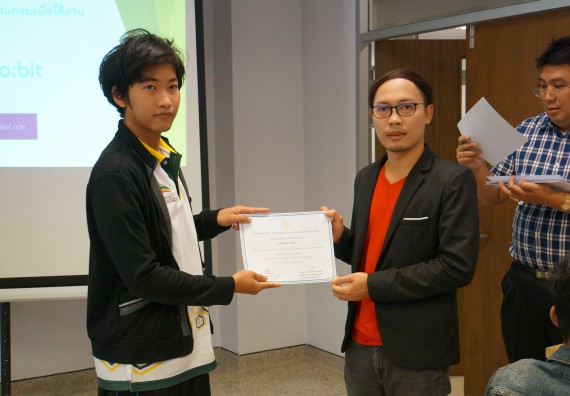 ภาพกิจกรรม โปรแกรมวิชาวิทยาการคอมพิวเตอร์ จัดอบรมเชิงปฏิบัติการ เรื่อง การเรียนรู้และการเขียนโปรแกรมเพื่อใช้งานและควบคุมบอร์ดแบบฝังตัว Microbit