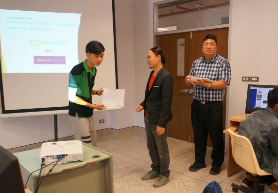 ภาพกิจกรรม โปรแกรมวิชาวิทยาการคอมพิวเตอร์ จัดอบรมเชิงปฏิบัติการ เรื่อง การเรียนรู้และการเขียนโปรแกรมเพื่อใช้งานและควบคุมบอร์ดแบบฝังตัว Microbit