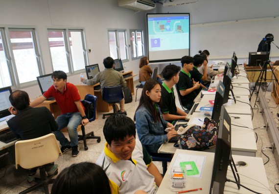 ภาพกิจกรรม โปรแกรมวิชาวิทยาการคอมพิวเตอร์ จัดอบรมเชิงปฏิบัติการ เรื่อง การเรียนรู้และการเขียนโปรแกรมเพื่อใช้งานและควบคุมบอร์ดแบบฝังตัว Microbit