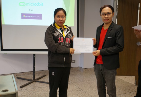 ภาพกิจกรรม โปรแกรมวิชาวิทยาการคอมพิวเตอร์ จัดอบรมเชิงปฏิบัติการ เรื่อง การเรียนรู้และการเขียนโปรแกรมเพื่อใช้งานและควบคุมบอร์ดแบบฝังตัว Microbit
