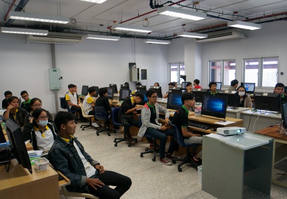 ภาพกิจกรรม โปรแกรมวิชาวิทยาการคอมพิวเตอร์ จัดอบรมเชิงปฏิบัติการ เรื่อง การเรียนรู้และการเขียนโปรแกรมเพื่อใช้งานและควบคุมบอร์ดแบบฝังตัว Microbit