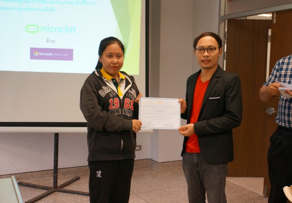 ภาพกิจกรรม โปรแกรมวิชาวิทยาการคอมพิวเตอร์ จัดอบรมเชิงปฏิบัติการ เรื่อง การเรียนรู้และการเขียนโปรแกรมเพื่อใช้งานและควบคุมบอร์ดแบบฝังตัว Microbit