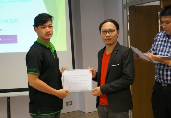 ภาพกิจกรรม โปรแกรมวิชาวิทยาการคอมพิวเตอร์ จัดอบรมเชิงปฏิบัติการ เรื่อง การเรียนรู้และการเขียนโปรแกรมเพื่อใช้งานและควบคุมบอร์ดแบบฝังตัว Microbit