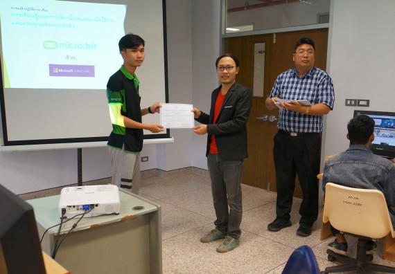ภาพกิจกรรม โปรแกรมวิชาวิทยาการคอมพิวเตอร์ จัดอบรมเชิงปฏิบัติการ เรื่อง การเรียนรู้และการเขียนโปรแกรมเพื่อใช้งานและควบคุมบอร์ดแบบฝังตัว Microbit