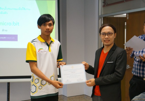 ภาพกิจกรรม โปรแกรมวิชาวิทยาการคอมพิวเตอร์ จัดอบรมเชิงปฏิบัติการ เรื่อง การเรียนรู้และการเขียนโปรแกรมเพื่อใช้งานและควบคุมบอร์ดแบบฝังตัว Microbit