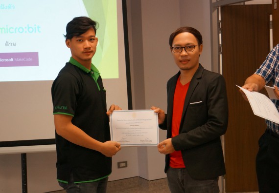 ภาพกิจกรรม โปรแกรมวิชาวิทยาการคอมพิวเตอร์ จัดอบรมเชิงปฏิบัติการ เรื่อง การเรียนรู้และการเขียนโปรแกรมเพื่อใช้งานและควบคุมบอร์ดแบบฝังตัว Microbit