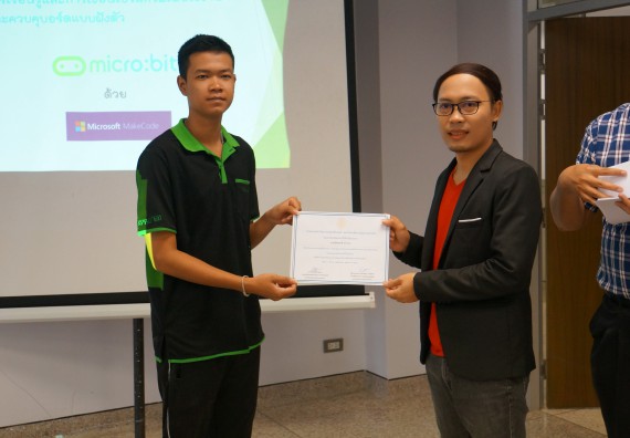 ภาพกิจกรรม โปรแกรมวิชาวิทยาการคอมพิวเตอร์ จัดอบรมเชิงปฏิบัติการ เรื่อง การเรียนรู้และการเขียนโปรแกรมเพื่อใช้งานและควบคุมบอร์ดแบบฝังตัว Microbit
