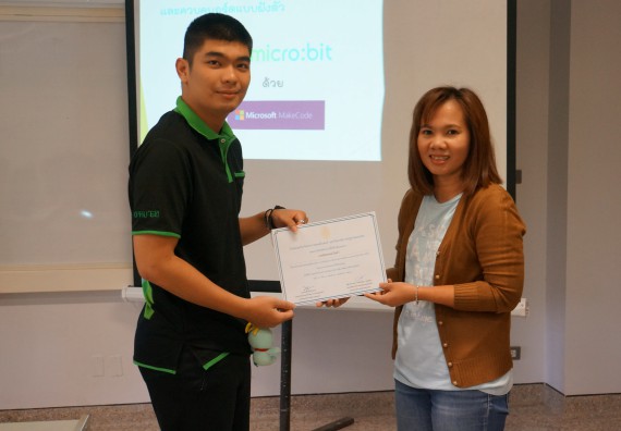 ภาพกิจกรรม โปรแกรมวิชาวิทยาการคอมพิวเตอร์ จัดอบรมเชิงปฏิบัติการ เรื่อง การเรียนรู้และการเขียนโปรแกรมเพื่อใช้งานและควบคุมบอร์ดแบบฝังตัว Microbit