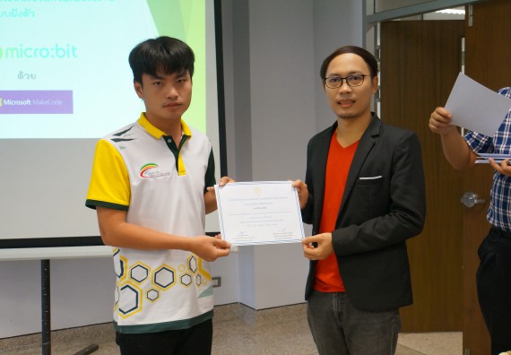 ภาพกิจกรรม โปรแกรมวิชาวิทยาการคอมพิวเตอร์ จัดอบรมเชิงปฏิบัติการ เรื่อง การเรียนรู้และการเขียนโปรแกรมเพื่อใช้งานและควบคุมบอร์ดแบบฝังตัว Microbit