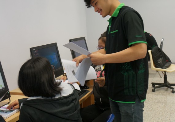 ภาพกิจกรรม โปรแกรมวิชาวิทยาการคอมพิวเตอร์ จัดอบรมเชิงปฏิบัติการ เรื่อง การเรียนรู้และการเขียนโปรแกรมเพื่อใช้งานและควบคุมบอร์ดแบบฝังตัว Microbit