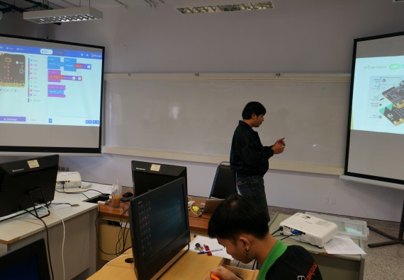 ภาพกิจกรรม โปรแกรมวิชาวิทยาการคอมพิวเตอร์ จัดอบรมเชิงปฏิบัติการ เรื่อง การเรียนรู้และการเขียนโปรแกรมเพื่อใช้งานและควบคุมบอร์ดแบบฝังตัว Microbit