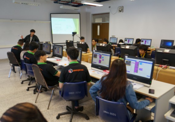 ภาพกิจกรรม โปรแกรมวิชาวิทยาการคอมพิวเตอร์ จัดอบรมเชิงปฏิบัติการ เรื่อง การเรียนรู้และการเขียนโปรแกรมเพื่อใช้งานและควบคุมบอร์ดแบบฝังตัว Microbit