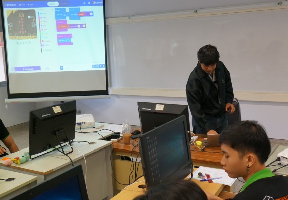 ภาพกิจกรรม โปรแกรมวิชาวิทยาการคอมพิวเตอร์ จัดอบรมเชิงปฏิบัติการ เรื่อง การเรียนรู้และการเขียนโปรแกรมเพื่อใช้งานและควบคุมบอร์ดแบบฝังตัว Microbit