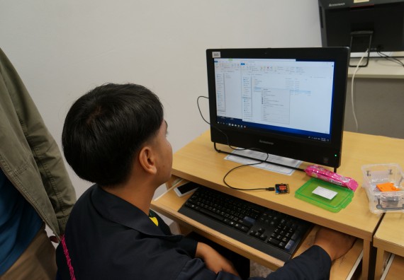 ภาพกิจกรรม โปรแกรมวิชาวิทยาการคอมพิวเตอร์ จัดอบรมเชิงปฏิบัติการ เรื่อง การเรียนรู้และการเขียนโปรแกรมเพื่อใช้งานและควบคุมบอร์ดแบบฝังตัว Microbit