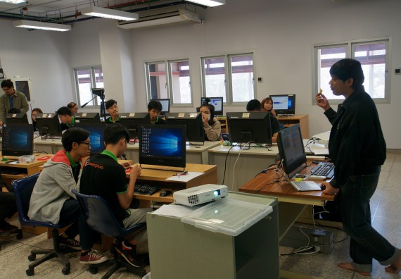 ภาพกิจกรรม โปรแกรมวิชาวิทยาการคอมพิวเตอร์ จัดอบรมเชิงปฏิบัติการ เรื่อง การเรียนรู้และการเขียนโปรแกรมเพื่อใช้งานและควบคุมบอร์ดแบบฝังตัว Microbit