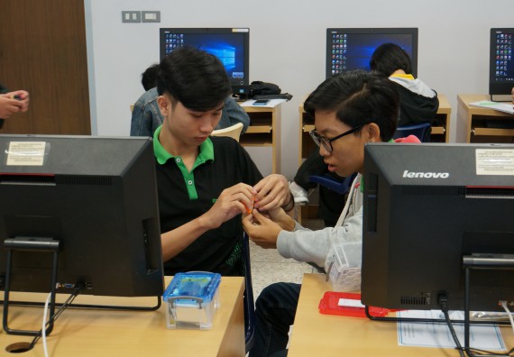 ภาพกิจกรรม โปรแกรมวิชาวิทยาการคอมพิวเตอร์ จัดอบรมเชิงปฏิบัติการ เรื่อง การเรียนรู้และการเขียนโปรแกรมเพื่อใช้งานและควบคุมบอร์ดแบบฝังตัว Microbit