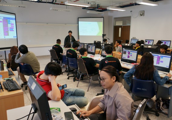 ภาพกิจกรรม โปรแกรมวิชาวิทยาการคอมพิวเตอร์ จัดอบรมเชิงปฏิบัติการ เรื่อง การเรียนรู้และการเขียนโปรแกรมเพื่อใช้งานและควบคุมบอร์ดแบบฝังตัว Microbit