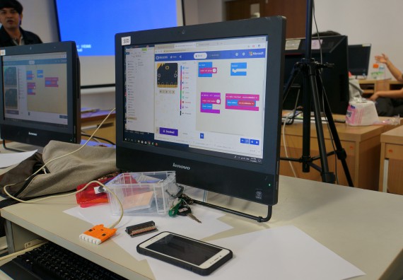 ภาพกิจกรรม โปรแกรมวิชาวิทยาการคอมพิวเตอร์ จัดอบรมเชิงปฏิบัติการ เรื่อง การเรียนรู้และการเขียนโปรแกรมเพื่อใช้งานและควบคุมบอร์ดแบบฝังตัว Microbit