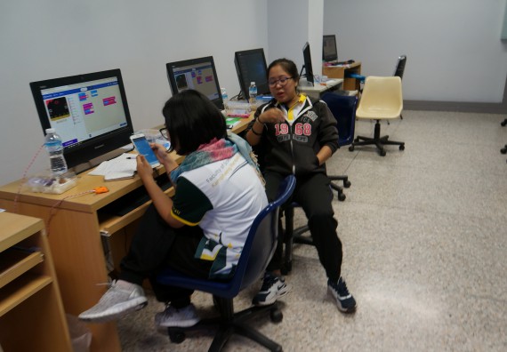 ภาพกิจกรรม โปรแกรมวิชาวิทยาการคอมพิวเตอร์ จัดอบรมเชิงปฏิบัติการ เรื่อง การเรียนรู้และการเขียนโปรแกรมเพื่อใช้งานและควบคุมบอร์ดแบบฝังตัว Microbit