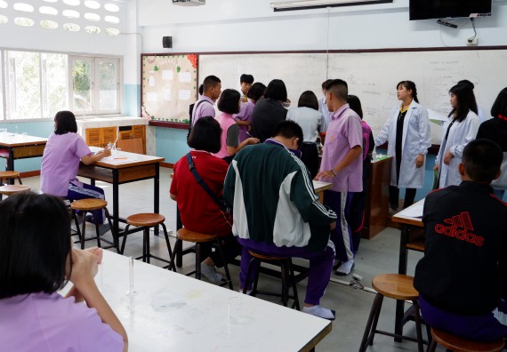 ภาพกิจกรรม โปรแกรมวิชาเคมี จัดกิจกรรมการอบรมเชิงปฏิบัติการเสริมทักษะพื้นฐานทางเคมี