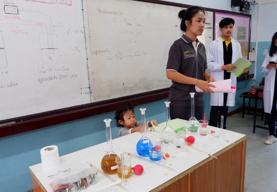 ภาพกิจกรรม โปรแกรมวิชาเคมี จัดกิจกรรมการอบรมเชิงปฏิบัติการเสริมทักษะพื้นฐานทางเคมี