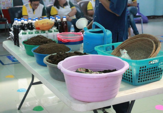 ภาพกิจกรรม คณะวิทยาศาสตร์และเทคโนโลยี จัดอบรมสร้างความรู้ความเข้าใจแนวทางการแก้ไขปัญหาโดยยึดแนวทางตามปรัชญาเศรษฐกิจพอเพียงและใช้ทรัพยากรอย่างยั่งยืน