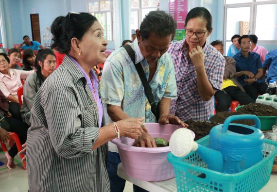ภาพกิจกรรม คณะวิทยาศาสตร์และเทคโนโลยี จัดอบรมสร้างความรู้ความเข้าใจแนวทางการแก้ไขปัญหาโดยยึดแนวทางตามปรัชญาเศรษฐกิจพอเพียงและใช้ทรัพยากรอย่างยั่งยืน