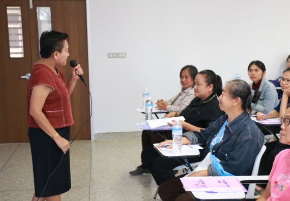 ภาพกิจกรรม โปรแกรมวิชาวิทยาศาสตร์และเทคโนโลยีการอาหาร จัดอบรมเชิงปฏิบัติการ เรื่อง สุขลักษณะที่ดีในการผลิตอาหารและการยื่นขอมาตรฐานการผลิตอาหาร