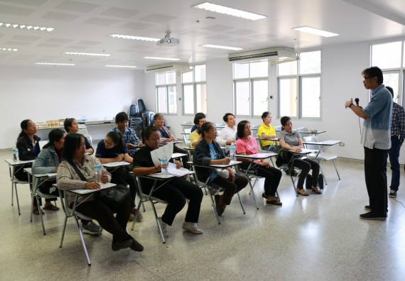 ภาพกิจกรรม โปรแกรมวิชาวิทยาศาสตร์และเทคโนโลยีการอาหาร จัดอบรมเชิงปฏิบัติการ เรื่อง สุขลักษณะที่ดีในการผลิตอาหารและการยื่นขอมาตรฐานการผลิตอาหาร