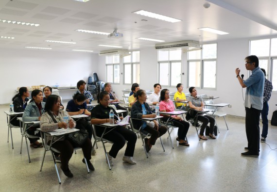 ภาพกิจกรรม โปรแกรมวิชาวิทยาศาสตร์และเทคโนโลยีการอาหาร จัดอบรมเชิงปฏิบัติการ เรื่อง สุขลักษณะที่ดีในการผลิตอาหารและการยื่นขอมาตรฐานการผลิตอาหาร