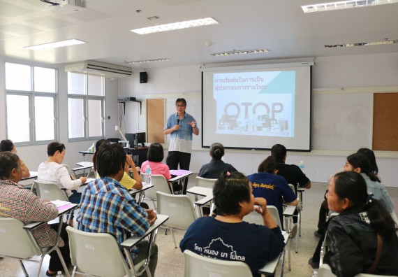 ภาพกิจกรรม โปรแกรมวิชาวิทยาศาสตร์และเทคโนโลยีการอาหาร จัดอบรมเชิงปฏิบัติการ เรื่อง สุขลักษณะที่ดีในการผลิตอาหารและการยื่นขอมาตรฐานการผลิตอาหาร