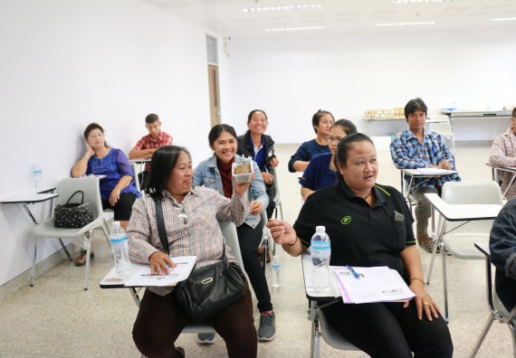 ภาพกิจกรรม โปรแกรมวิชาวิทยาศาสตร์และเทคโนโลยีการอาหาร จัดอบรมเชิงปฏิบัติการ เรื่อง สุขลักษณะที่ดีในการผลิตอาหารและการยื่นขอมาตรฐานการผลิตอาหาร